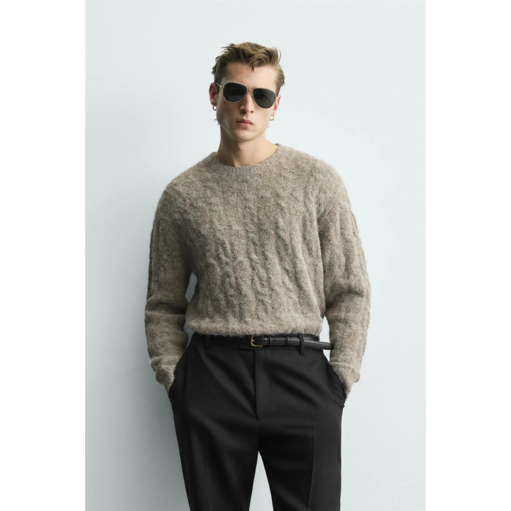 ВОРСИСТЫЙ СВИТЕР С КОСАМИ