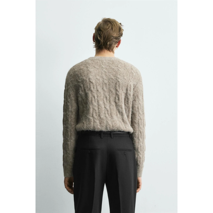 ВОРСИСТЫЙ СВИТЕР С КОСАМИ