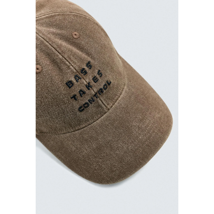 КЕПКА С КОНТРАСТНОЙ ВЫШИВКОЙ