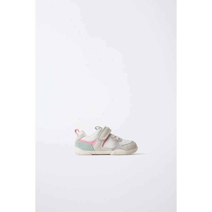 Кроссовки цвета розовый