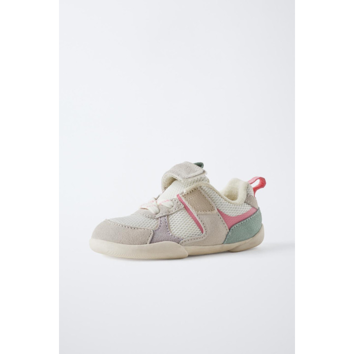 Кроссовки цвета розовый