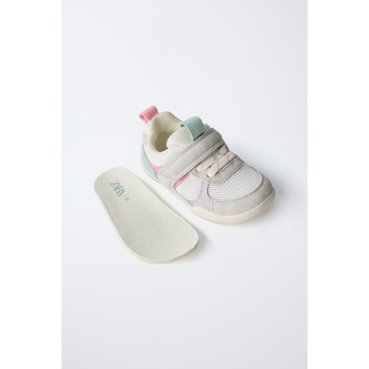 Кроссовки цвета розовый