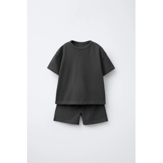 КОМПЛЕКТ ИЗ ОДНОТОННОЙ ФУТБОЛКИ И ШОРТОВ-БЕРМУДОВ