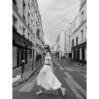 КОМБИНИРОВАННОЕ ПЛАТЬЕ-МИДИ С ОТКРЫТЫМИ ПЛЕЧАМИ И ПОЯСОМ