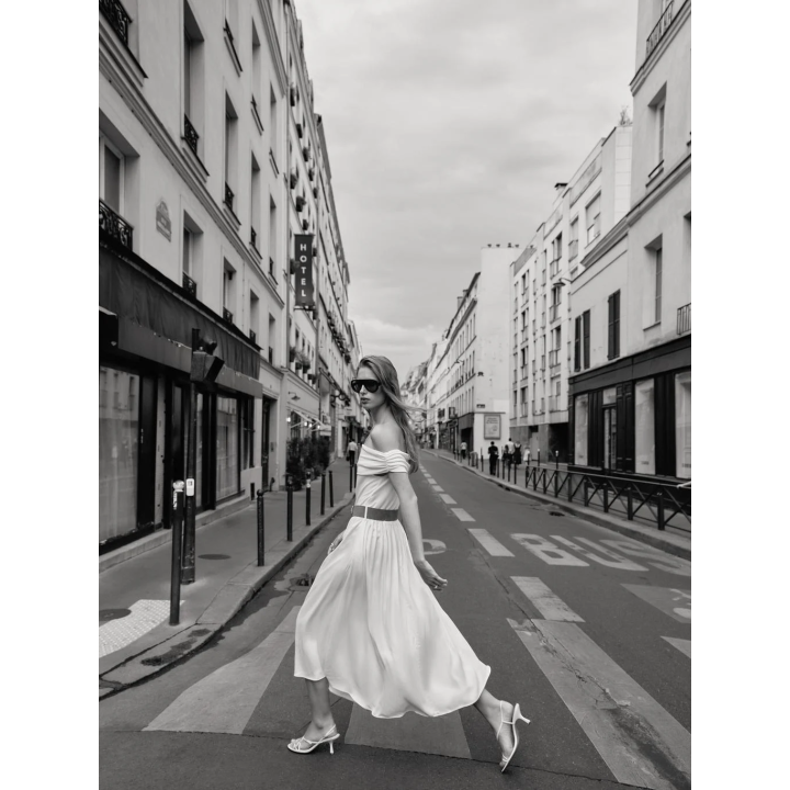 КОМБИНИРОВАННОЕ ПЛАТЬЕ-МИДИ С ОТКРЫТЫМИ ПЛЕЧАМИ И ПОЯСОМ