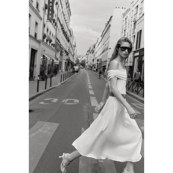 КОМБИНИРОВАННОЕ ПЛАТЬЕ-МИДИ С ОТКРЫТЫМИ ПЛЕЧАМИ И ПОЯСОМ