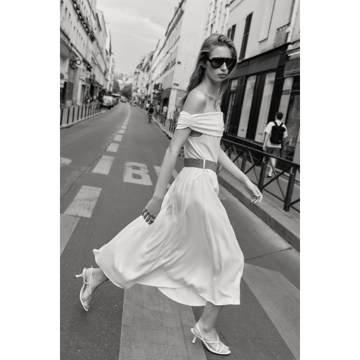 КОМБИНИРОВАННОЕ ПЛАТЬЕ-МИДИ С ОТКРЫТЫМИ ПЛЕЧАМИ И ПОЯСОМ