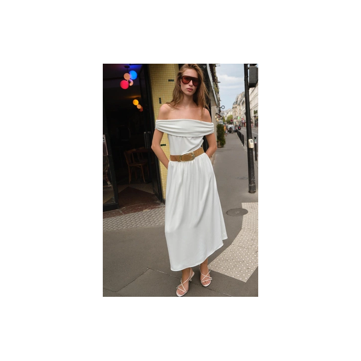 КОМБИНИРОВАННОЕ ПЛАТЬЕ-МИДИ С ОТКРЫТЫМИ ПЛЕЧАМИ И ПОЯСОМ