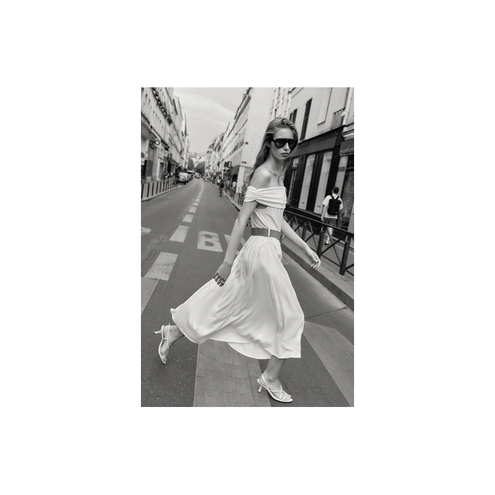 КОМБИНИРОВАННОЕ ПЛАТЬЕ-МИДИ С ОТКРЫТЫМИ ПЛЕЧАМИ И ПОЯСОМ