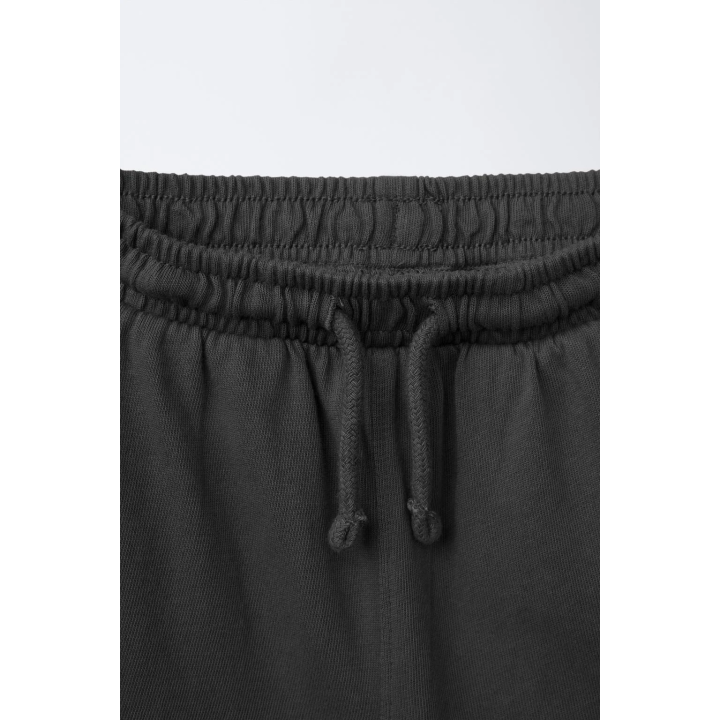 КОМПЛЕКТ ИЗ ОДНОТОННОЙ ФУТБОЛКИ И ШОРТОВ-БЕРМУДОВ