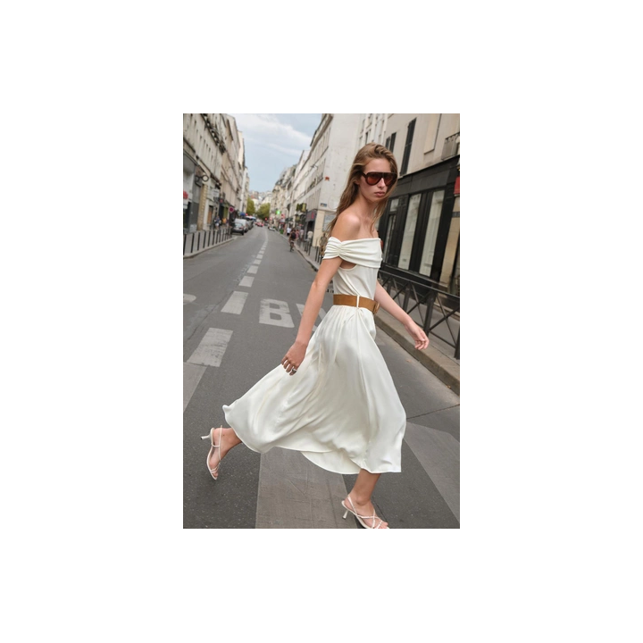 КОМБИНИРОВАННОЕ ПЛАТЬЕ-МИДИ С ОТКРЫТЫМИ ПЛЕЧАМИ И ПОЯСОМ