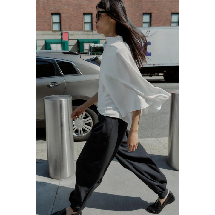 ТОП ИЗ КРЕПА С АСИММЕТРИЧНОЙ НАКИДКОЙ