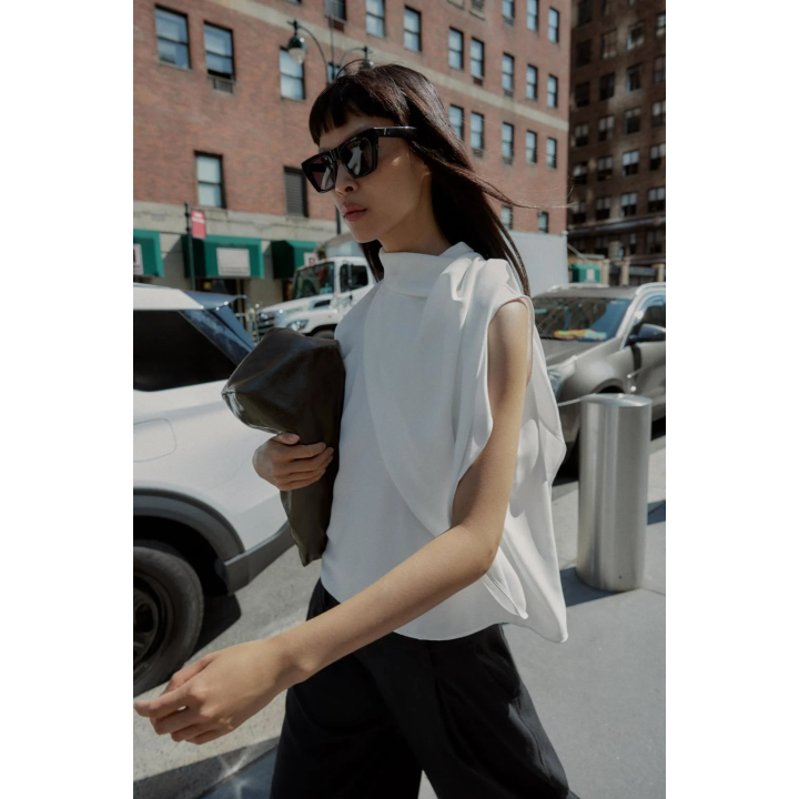 ТОП ИЗ КРЕПА С АСИММЕТРИЧНОЙ НАКИДКОЙ