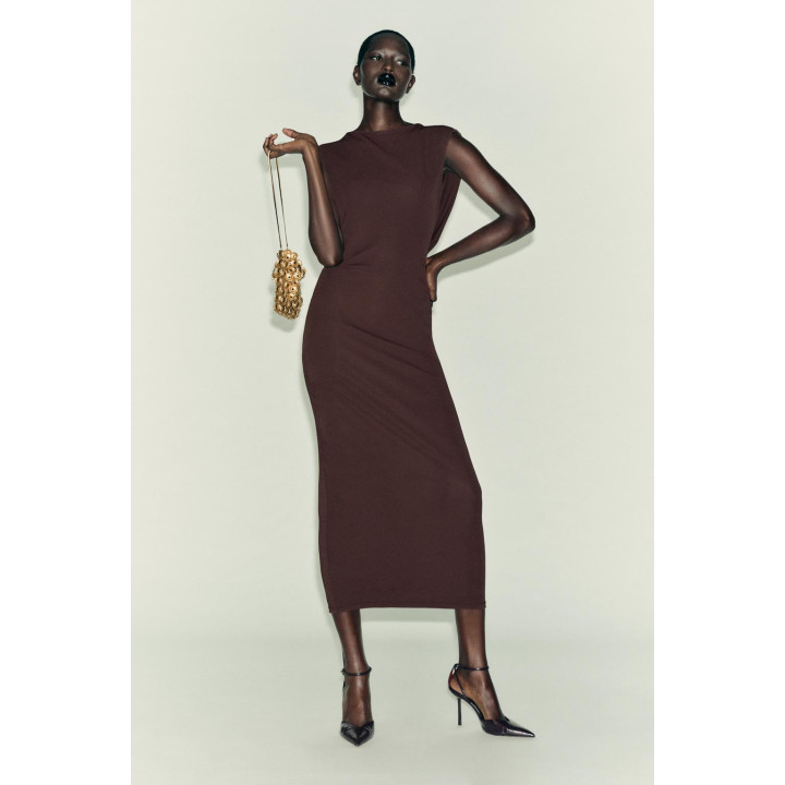 ПЛАТЬЕ С ОТКРЫТОЙ СПИНОЙ И ЦЕПОЧКОЙ