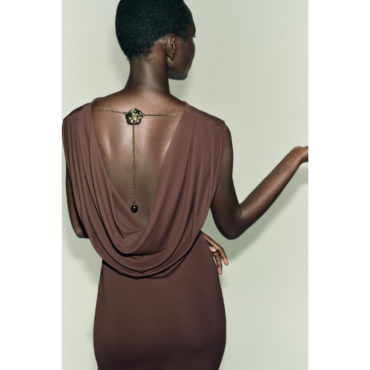 ПЛАТЬЕ С ОТКРЫТОЙ СПИНОЙ И ЦЕПОЧКОЙ