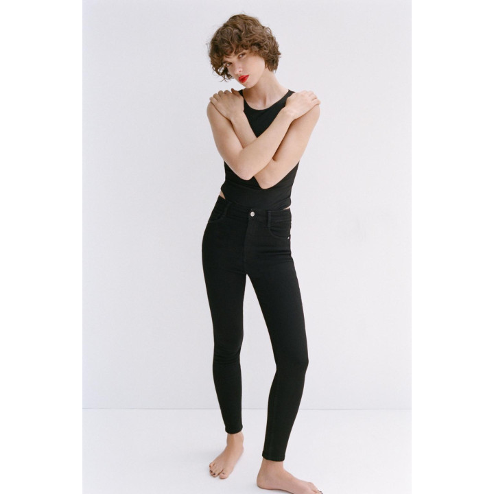 БОДИ ИЗ ПОЛИАМИДА С ГОРЛОВИНОЙ ХАЛТЕР