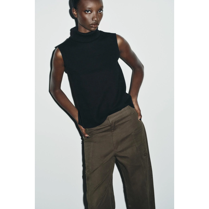 ТОП ИЗ МЯГКОЙ ТКАНИ С ВЫСОКИМ ВОРОТНИКОМ