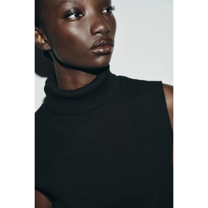 ТОП ИЗ МЯГКОЙ ТКАНИ С ВЫСОКИМ ВОРОТНИКОМ