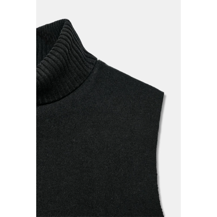 ТОП ИЗ МЯГКОЙ ТКАНИ С ВЫСОКИМ ВОРОТНИКОМ