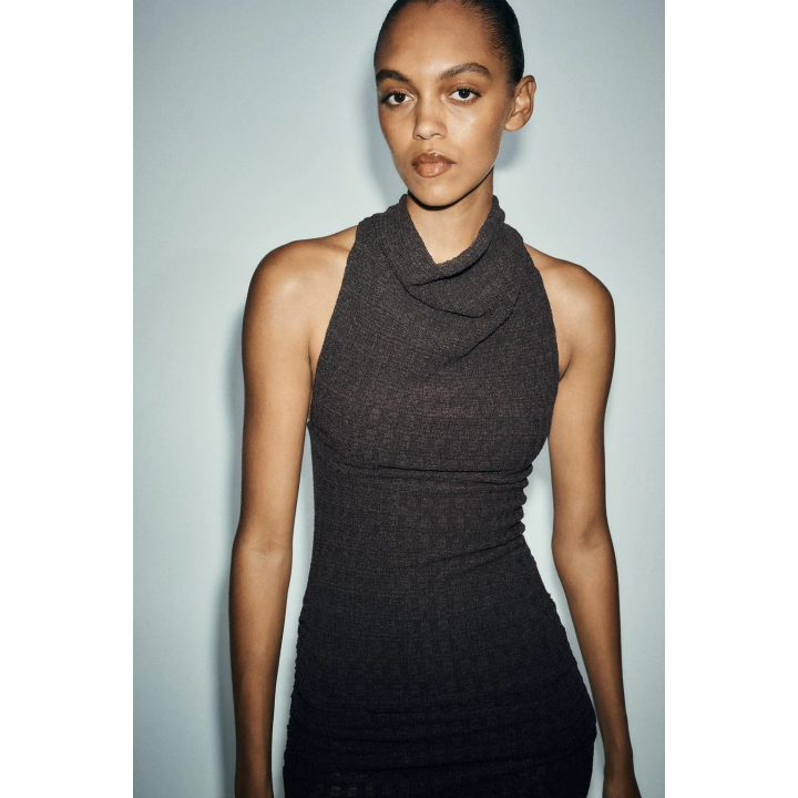 ДЛИННОЕ ТЕКСТУРИРОВАННОЕ ПЛАТЬЕ-ХАЛТЕР