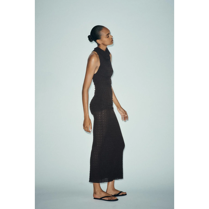 ДЛИННОЕ ТЕКСТУРИРОВАННОЕ ПЛАТЬЕ-ХАЛТЕР