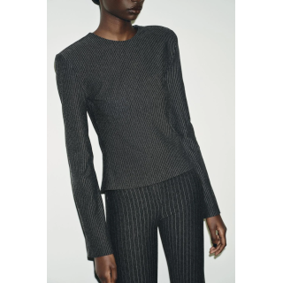 Топ с плечевыми накладками и полосками