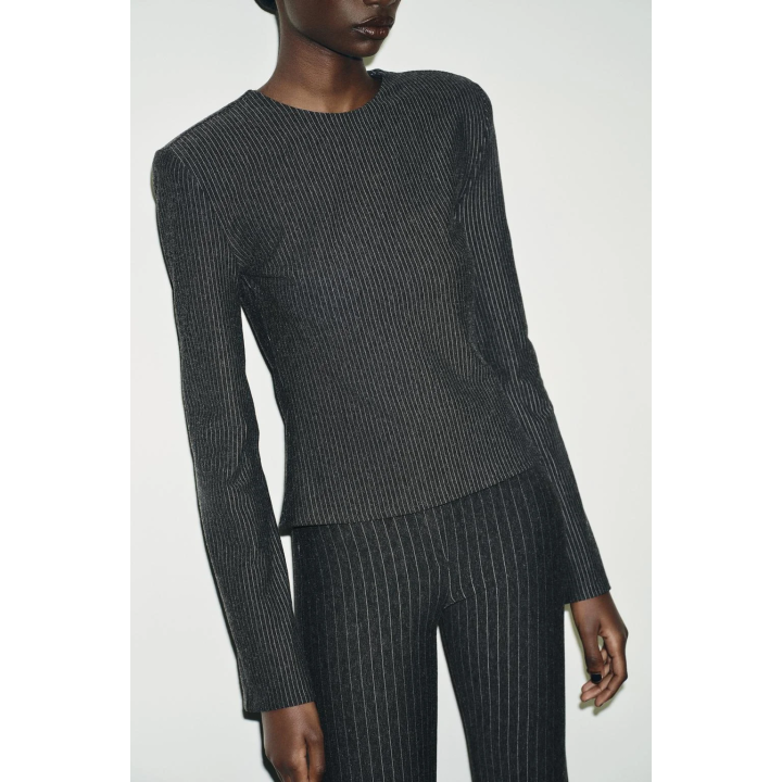 Топ с плечевыми накладками и полосками