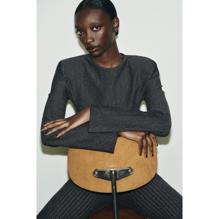 Топ с плечевыми накладками и полосками