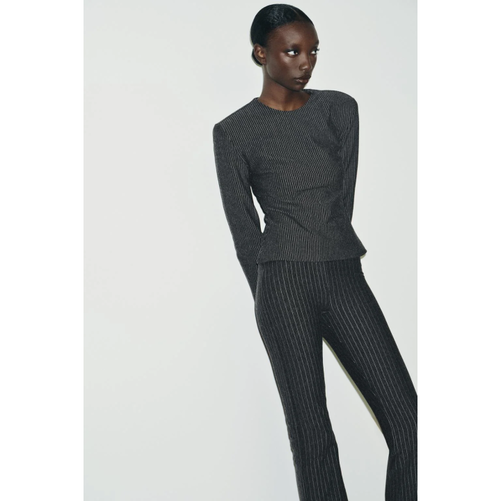 Топ с плечевыми накладками и полосками