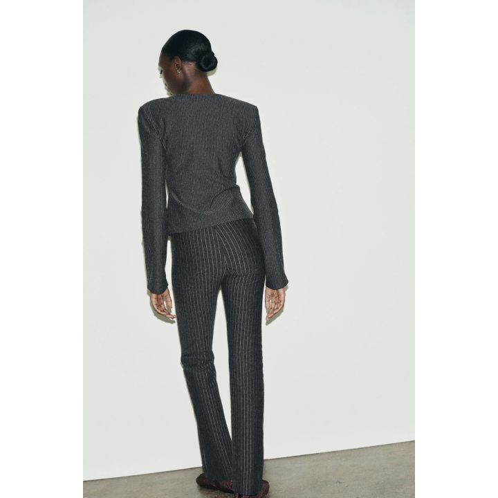 Топ с плечевыми накладками и полосками