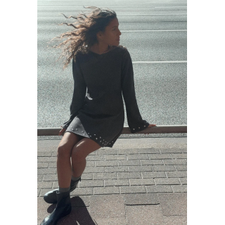 КОРОТКОЕ МЯГКОЕ ПЛАТЬЕ С ЗАКЛЕПКАМИ