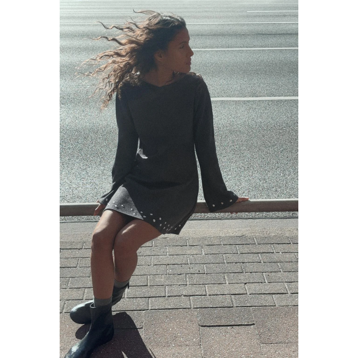 КОРОТКОЕ МЯГКОЕ ПЛАТЬЕ С ЗАКЛЕПКАМИ