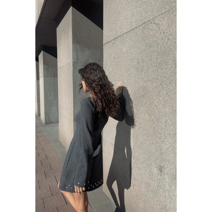 КОРОТКОЕ МЯГКОЕ ПЛАТЬЕ С ЗАКЛЕПКАМИ