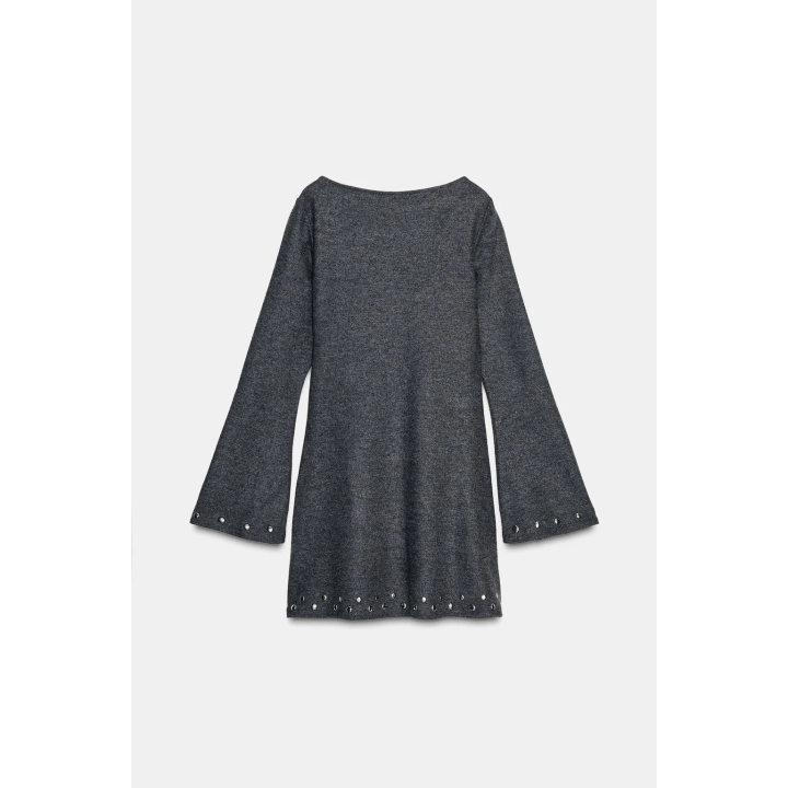 КОРОТКОЕ МЯГКОЕ ПЛАТЬЕ С ЗАКЛЕПКАМИ