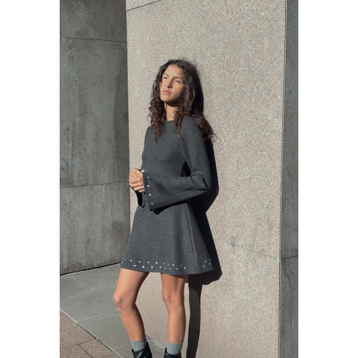 КОРОТКОЕ МЯГКОЕ ПЛАТЬЕ С ЗАКЛЕПКАМИ