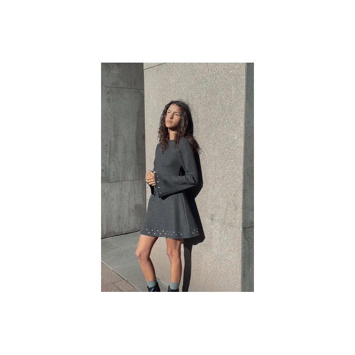 КОРОТКОЕ МЯГКОЕ ПЛАТЬЕ С ЗАКЛЕПКАМИ