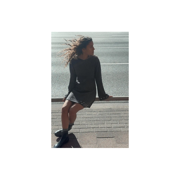 КОРОТКОЕ МЯГКОЕ ПЛАТЬЕ С ЗАКЛЕПКАМИ