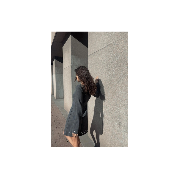 КОРОТКОЕ МЯГКОЕ ПЛАТЬЕ С ЗАКЛЕПКАМИ