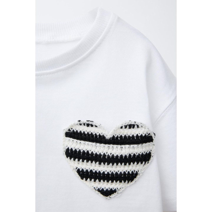 ФУТБОЛКА С КАРМАНОМ-СЕРДЦЕМ, СВЯЗАННЫМ КРЮЧКОМ