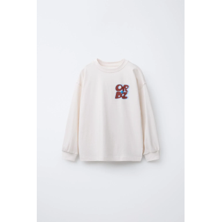 ЛОНГСЛИВ С РЕЛЬЕФНЫМ ТЕКСТОВЫМ ПРИНТОМ