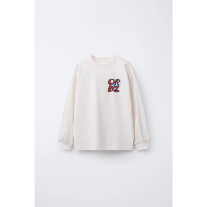 ЛОНГСЛИВ С РЕЛЬЕФНЫМ ТЕКСТОВЫМ ПРИНТОМ