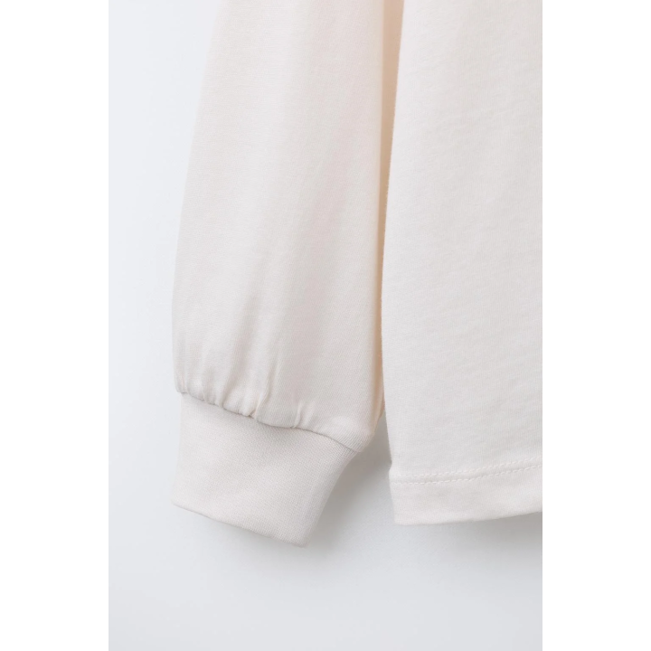 ЛОНГСЛИВ С РЕЛЬЕФНЫМ ТЕКСТОВЫМ ПРИНТОМ