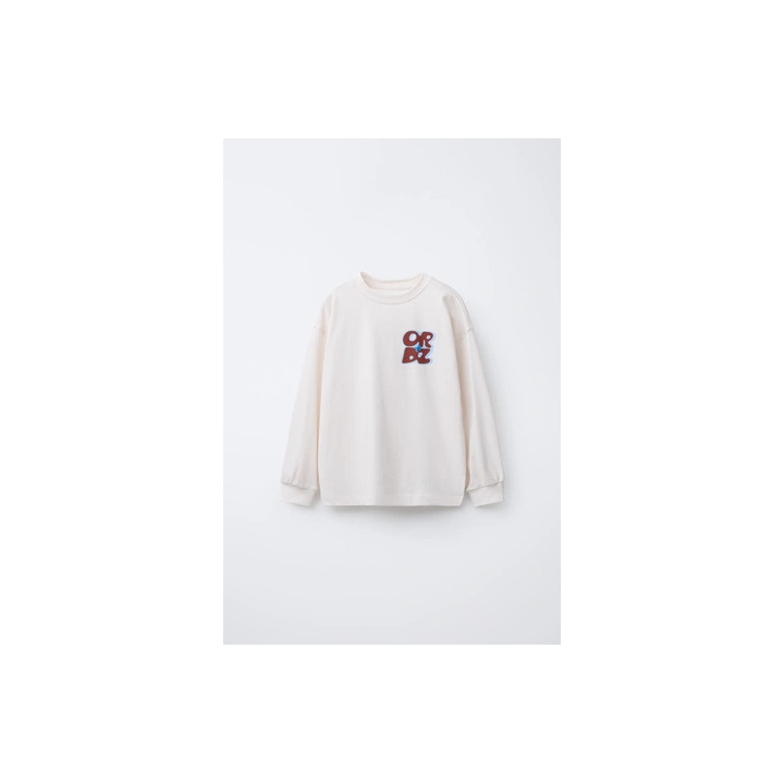 ЛОНГСЛИВ С РЕЛЬЕФНЫМ ТЕКСТОВЫМ ПРИНТОМ