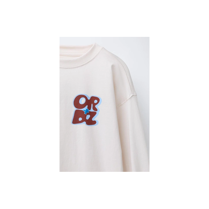 ЛОНГСЛИВ С РЕЛЬЕФНЫМ ТЕКСТОВЫМ ПРИНТОМ