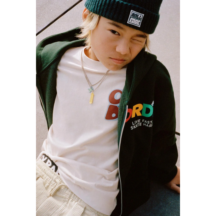 ЛОНГСЛИВ С РЕЛЬЕФНЫМ ТЕКСТОВЫМ ПРИНТОМ