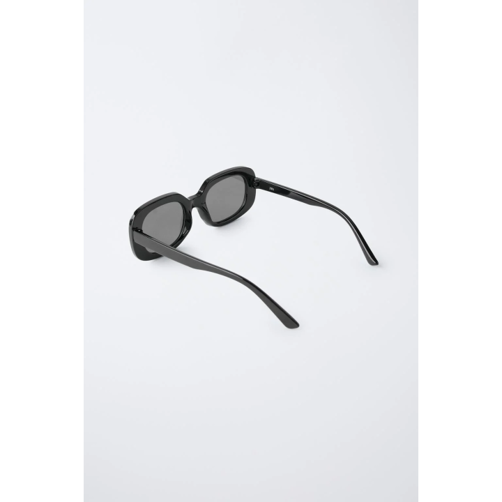 СОЛНЦЕЗАЩИТНЫЕ ОЧКИ В ПРЯМОУГОЛЬНОЙ КАУЧУКОВОЙ ОПРАВЕ