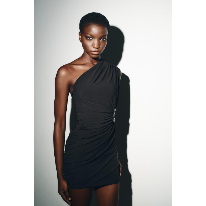 КОРОТКОЕ ПЛАТЬЕ СО СБОРКАМИ И БЛЕСКОМ