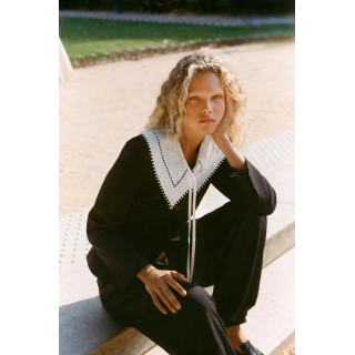 БЛЕЙЗЕР С КОНТРАСТНЫМ СЪЕМНЫМ ВОРОТНИКОМ