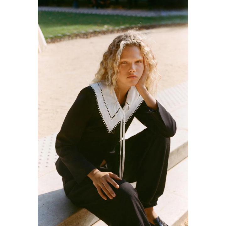 БЛЕЙЗЕР С КОНТРАСТНЫМ СЪЕМНЫМ ВОРОТНИКОМ