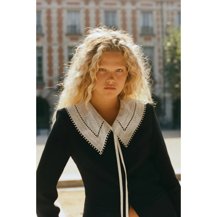 БЛЕЙЗЕР С КОНТРАСТНЫМ СЪЕМНЫМ ВОРОТНИКОМ